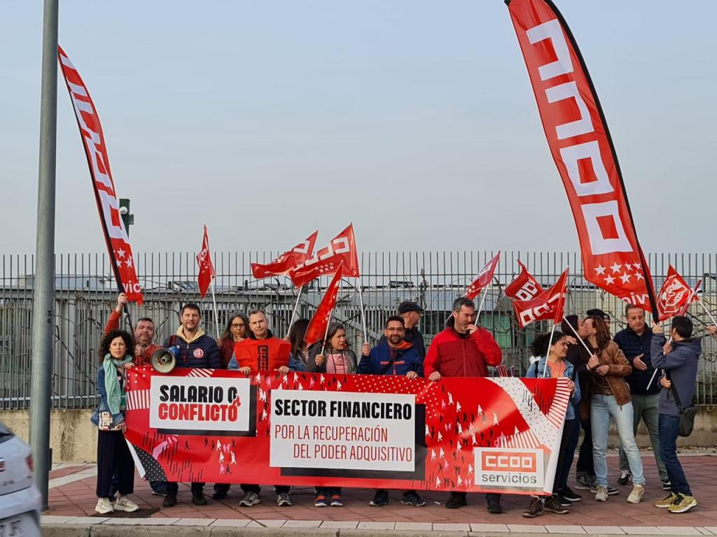 Protesto de trabalhadores bancários durante assembleia dos acionistas do Santander
