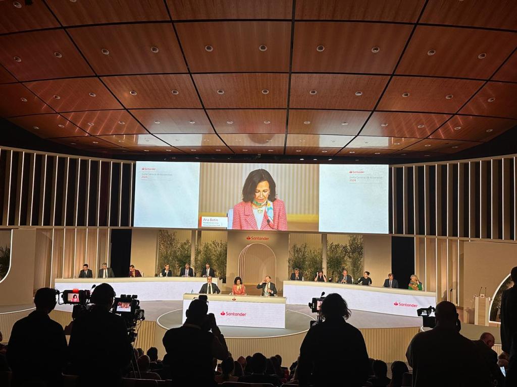 Telão transmite imagem de Ana Botín, presidenta do Santander, durante assembleia dos acionistas do banco espanhol
