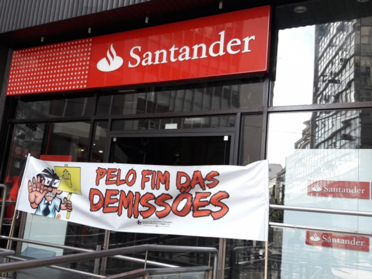 Santander fatura alto às custas do fechamento recente de postos de trabalho e da saúde dos trabalhadores Foto: Seeb-SP