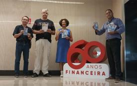 Dirigentes sindicais posam para foto em frente à financeira Aymoré