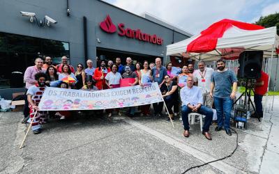 Dirigentes do Sindicato em frente ao Radar Santander, local onde foi realizado protesto contra fraude do banco na representação sindical e na contratação dos trabalhadores