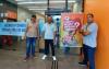 Imagem mostra representantes sindicais em frente a uma agência do Itaú fechada por falta de ar-condicionado