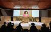 Imagem mostra auditório onde foi realizada assembleia de acionistas do Santander. No telão está transmitida a imagem de Ana Botín, presidenta do Santander
