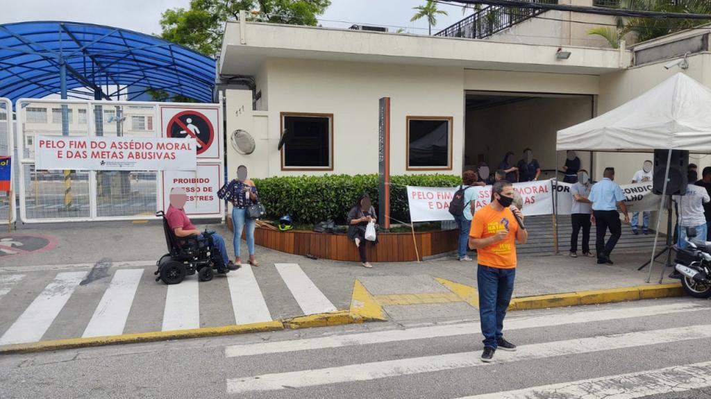 O dirigente sindical Serginho Lopes durante paralisação do CAT, contra demissões
