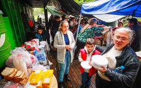 Cozinha solidária distribui refeições às vítimas da enchente no RS