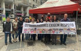 Dirigentes em ato da Campanha dos Bancários 2022, em agência do Santander