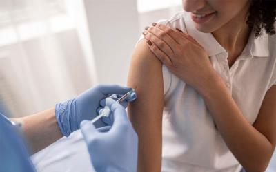 Imagem de uma pessoa tomando vacina