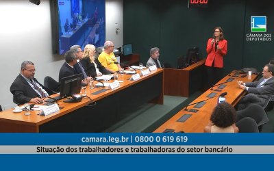 Sindicato participa de audiência pública sobre saúde em Brasília Fotografia mostra pessoas sentadas e uma em pé durante a audiência em Brasília