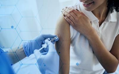 Imagem de uma mulher sendo vacinada